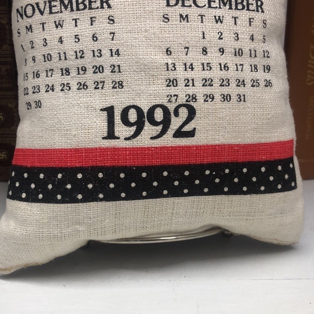 1992 Burlap Cat Pillow Calendar (101) - Picture 5 of 5
